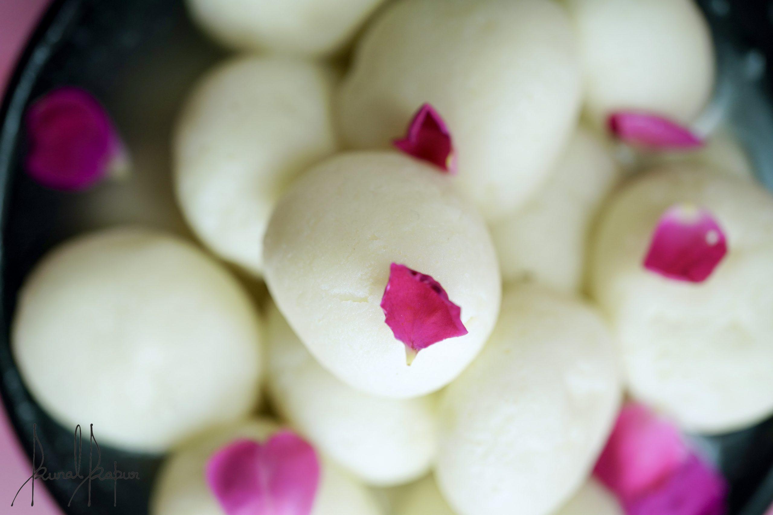 Rasgulla recipe | Bengali Rasgulla | घर मे कैसे रसगुल्ले बनाये | Chenna  Rasgulla | KabitasKitchen - YouTube